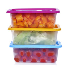 Bunte Frischhalteboxen mit Gemüse und Salat