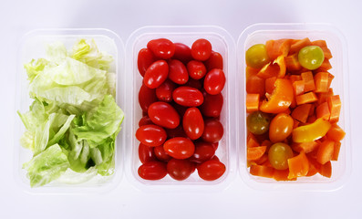 Bunte Frischhalteboxen mit Gemüse und Salat