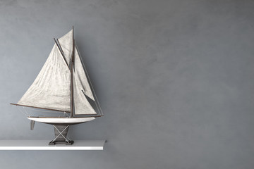 Modell vom Segelschiff auf Regal
