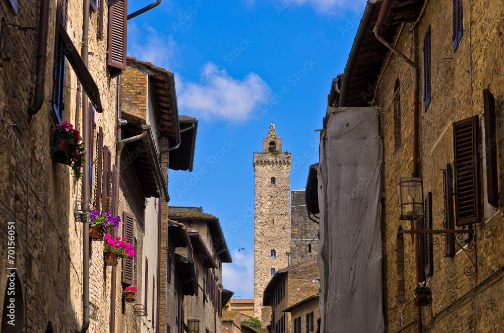 Wall mural Architecture of San Gimignano decorated with flowers, Tuscany