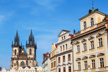 Fototapeta na wymiar Teynkirche und alte Häuser am Altstädter Ring in Prag