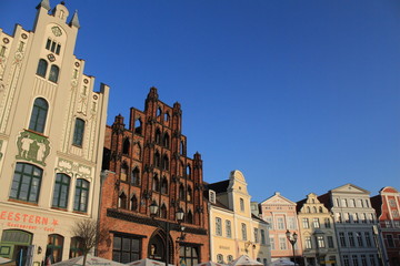 Obraz premium Hanseatische Giebelhäuser am Wismarer Marktplatz
