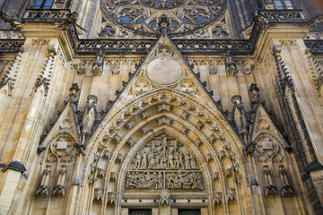 Obraz premium front above gate of cathedral in Prague