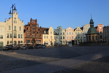 Fototapeta na wymiar Hanseatische Giebelhäuser am Wismarer Marktplatz