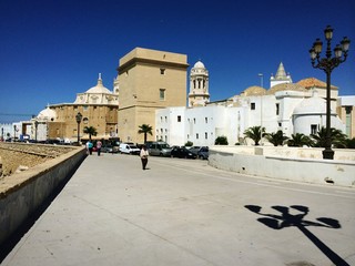 Alte Kathedrale in Cadiz von Strandpromenade aus