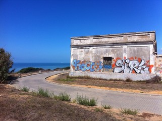 Alter Bunker am Strand in Andalusien