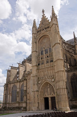 Fototapeta na wymiar Façade de la Cathédrale Saint Etienne de Limoges