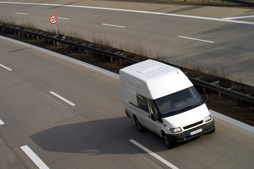 Transporter auf der Autobahn