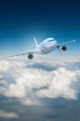 Obraz premium Samolot i chmury