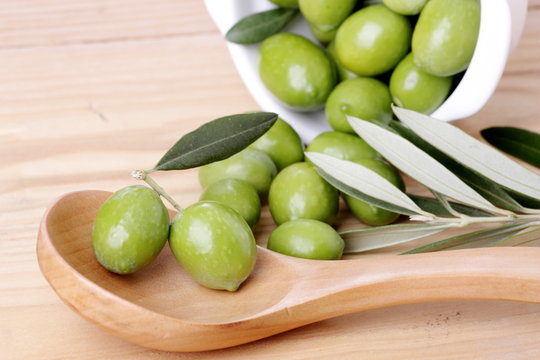 Cucchiaio di legno  foglie di ulivo e olive