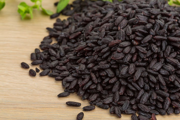Raw black rice