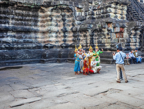 Apsara dancers performs for tourists at Angkor Wat temple