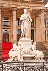 Obraz premium Das Schillerdenkmal auf dem Berliner Gendarmenmarkt