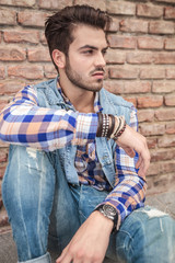 Obraz premium man resting one hand on the knee