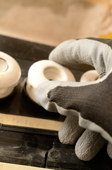 Elektriker wechselt alte Keramik-Sicherung