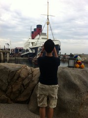 船を撮影する男