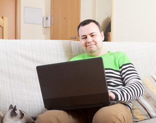 man withlaptop at home.