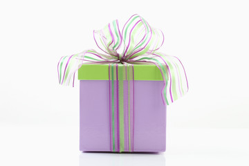 Geschenkbox auf weißem Hintergrund