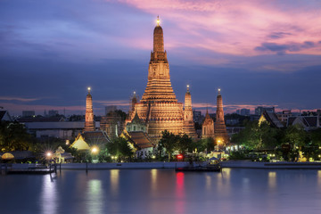 Naklejka premium wat arun in sunset