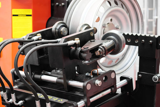 The image of a car disk repair machine