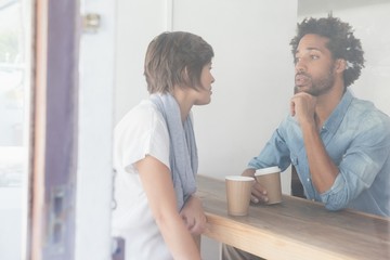 Obraz premium Casual couple having coffee together