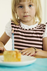 Kleines Mädchen mit Geburtstagskuchen,Portrait