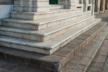 Scala di marmo esterna palazzo, scalini di palazzo
