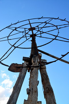 molino de viento tradicional en ruinas