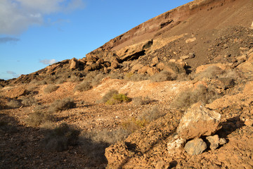 Panorámica de un paisaje desértico rocoso en Lanzarote