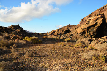 Panorámica de un paisaje desértico rocoso en Lanzarote