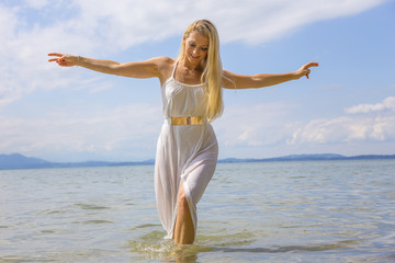 Fototapeta na wymiar Junge Frau posiert am Wasser