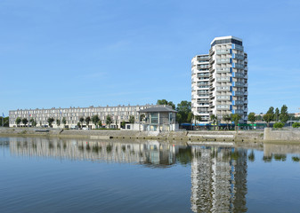 Fototapeta na wymiar Immeubles sur les berges de la Liane à Boulogne /Mer