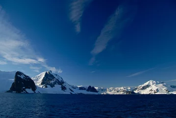 Zelfklevend Fotobehang View of snowy mountains and ocean (Antarctica) © alekseev