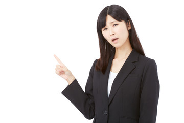 指差して困るビジネスウーマン
