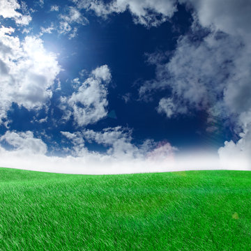 Graslandschaft vor blauem Himmel