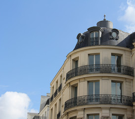 Fototapeta na wymiar Immeubles parisiens