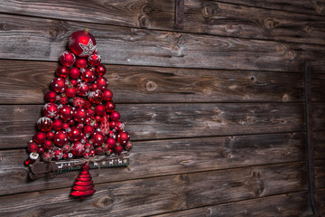 Weihnachtlicher Hintergrund aus Holz mit roten Kugeln