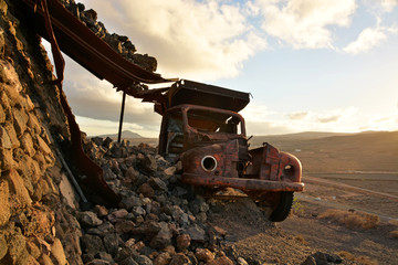 coche fantasma en el desierto