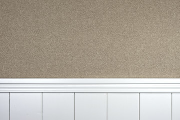 Täfelung mit Tapete beige - Hintergrund