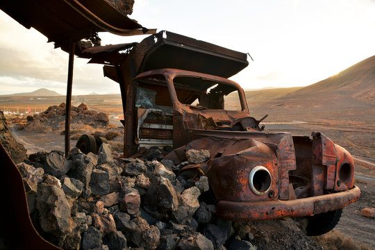 coche fantasma en el desierto