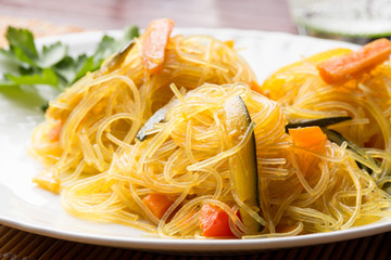Spaghetti di soia con verdurine
