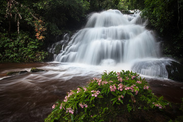 Obraz premium Mhundaeng waterfall Phu Hin Rong Kla National Park, Phitsanulok