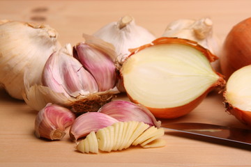 Zwiebeln und Knoblauch