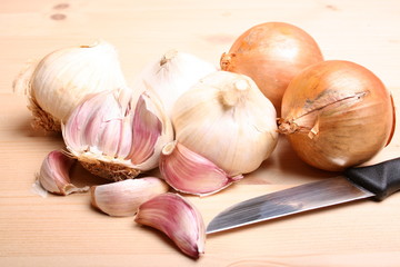 Knoblauch und Zwiebeln