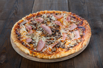 pizza with ham