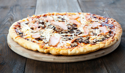 pizza with ham