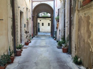 Gasse in Sizilienmit alten Fassaden