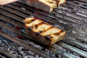 Fette di pane sul barbecue per la bruschetta