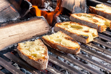 Fette di pane sul barbecue per la bruschetta