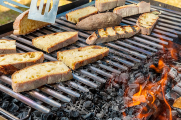 Fette di pane sul barbecue per la bruschetta
